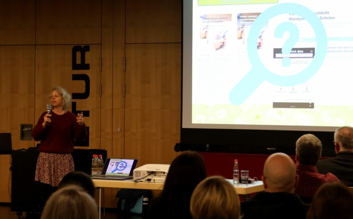 Eva Weiler gibt Tipps beim Medienelternabend