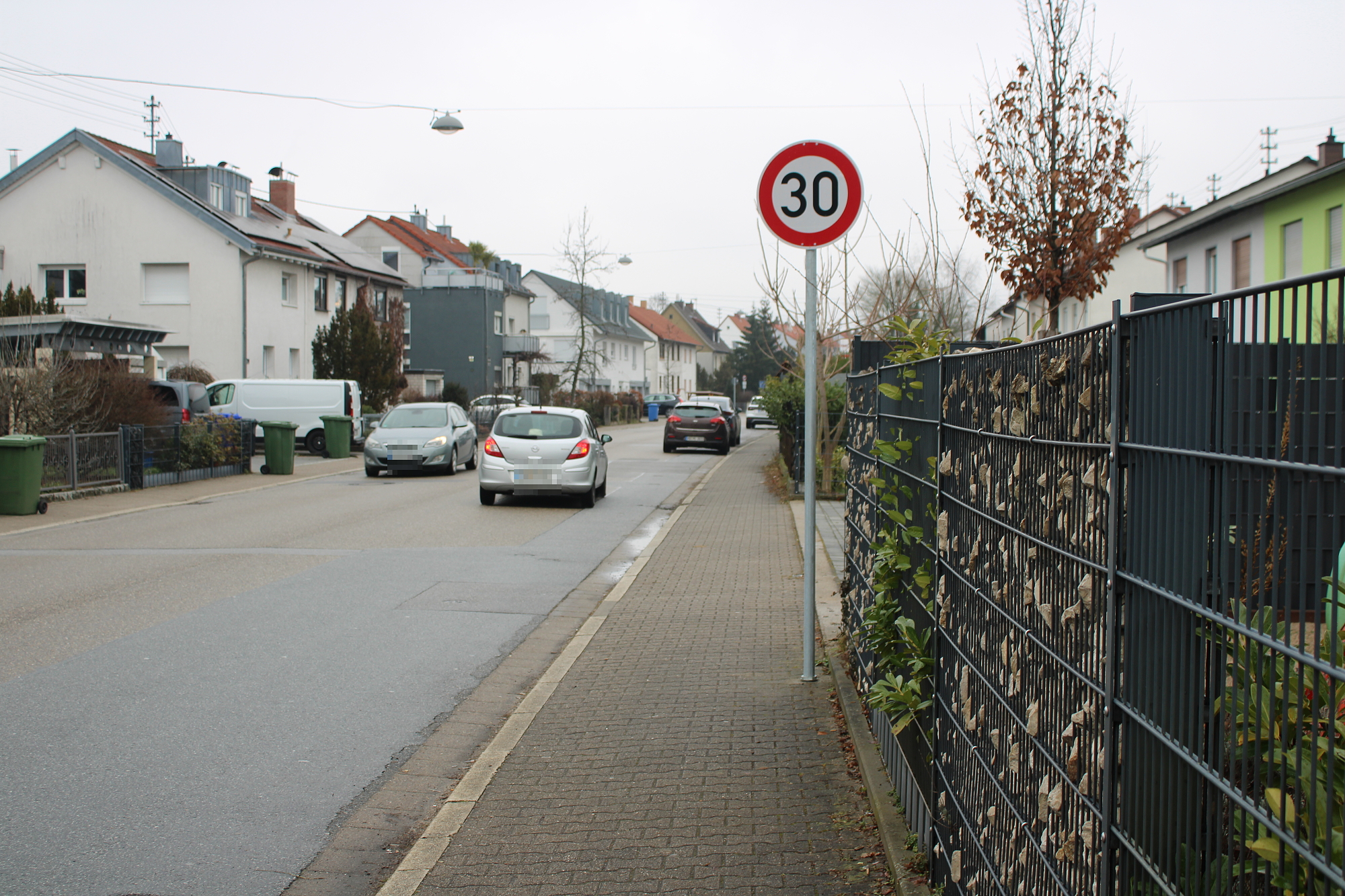 Tempo 30 auf der ehemaligen Kreisstraße: Stadt stellt die neuen Straßenschilder