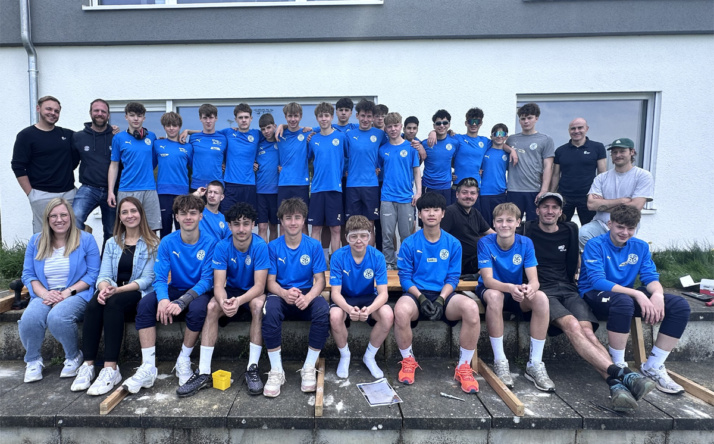 U15 baut Sitzlounge am Spielfeldrand