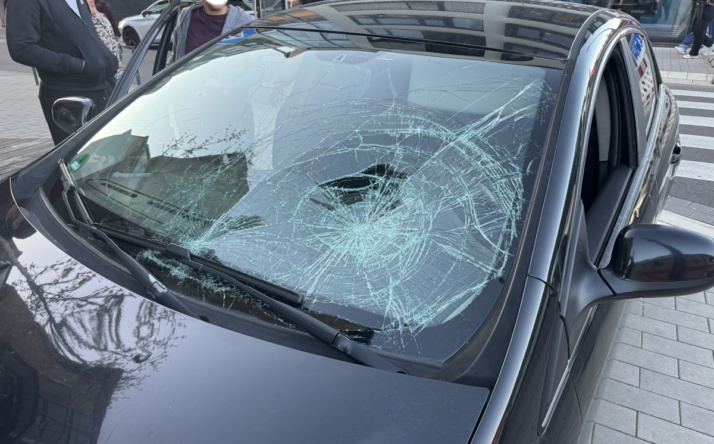 Verkehrsunfall zwischen PKW & einem mit zwei Frauen unerlaubt besetztem E-Scooter