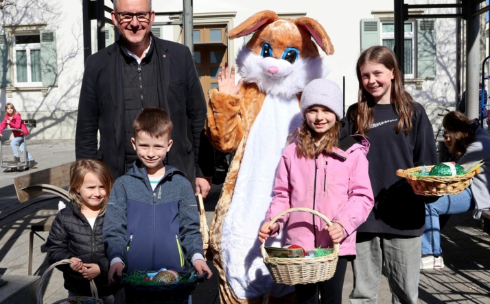 Walldorf: Aktion mit dem Osterhasen und dem Bürgermeister auf der Hauptstraße