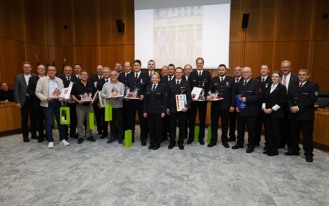 Sitzung des Gemeinderats Walldorf mit Ehrungen und Beförderungen der Feuerwehr