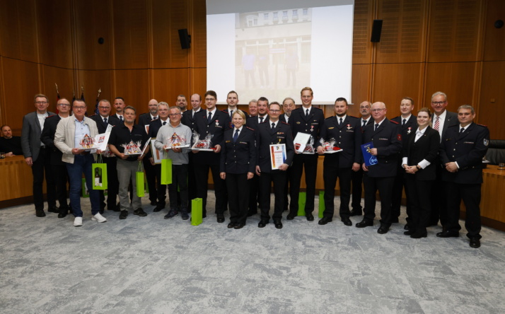 Sitzung des Gemeinderats Walldorf mit Ehrungen und Beförderungen der Feuerwehr