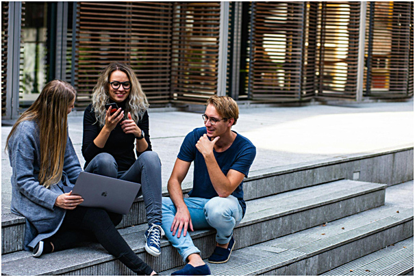 Studierende-vor-dem-Abi