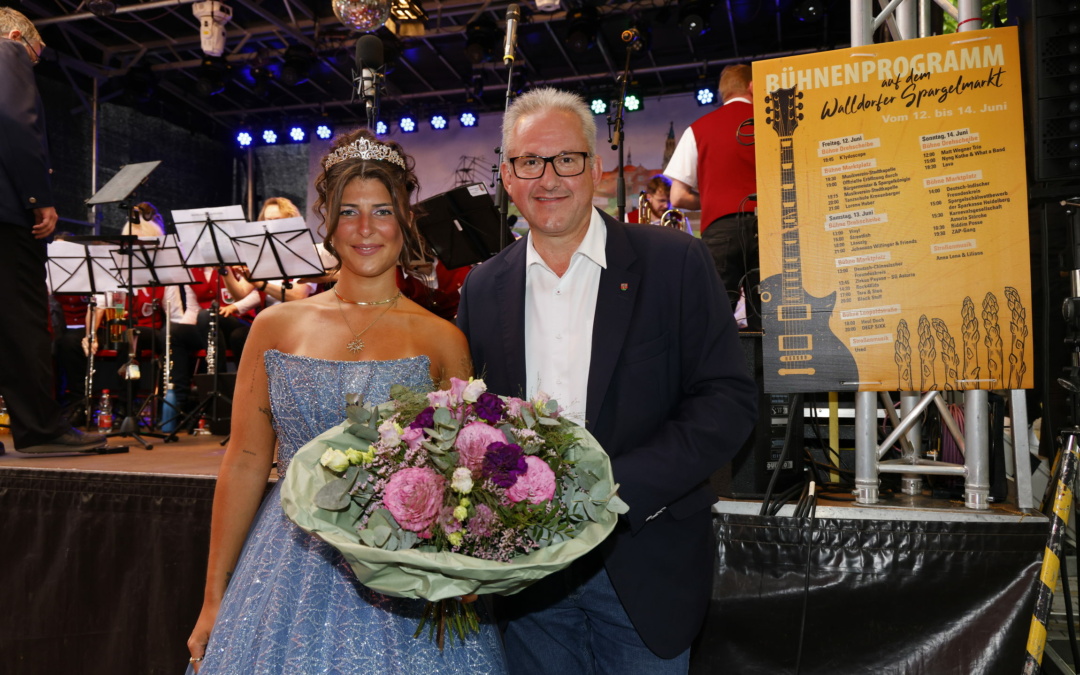 Bürgermeister Matthias Renschler und Spargelkönigin Kira I. eröffnen den Spargelmarkt