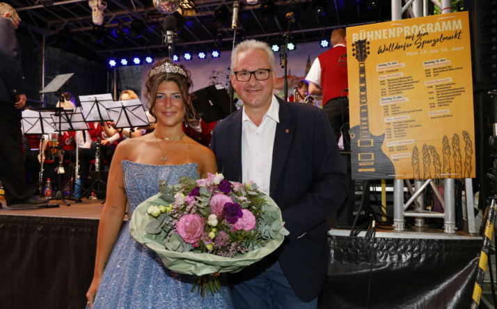 Bürgermeister Matthias Renschler und Spargelkönigin Kira I. eröffnen den Spargelmarkt