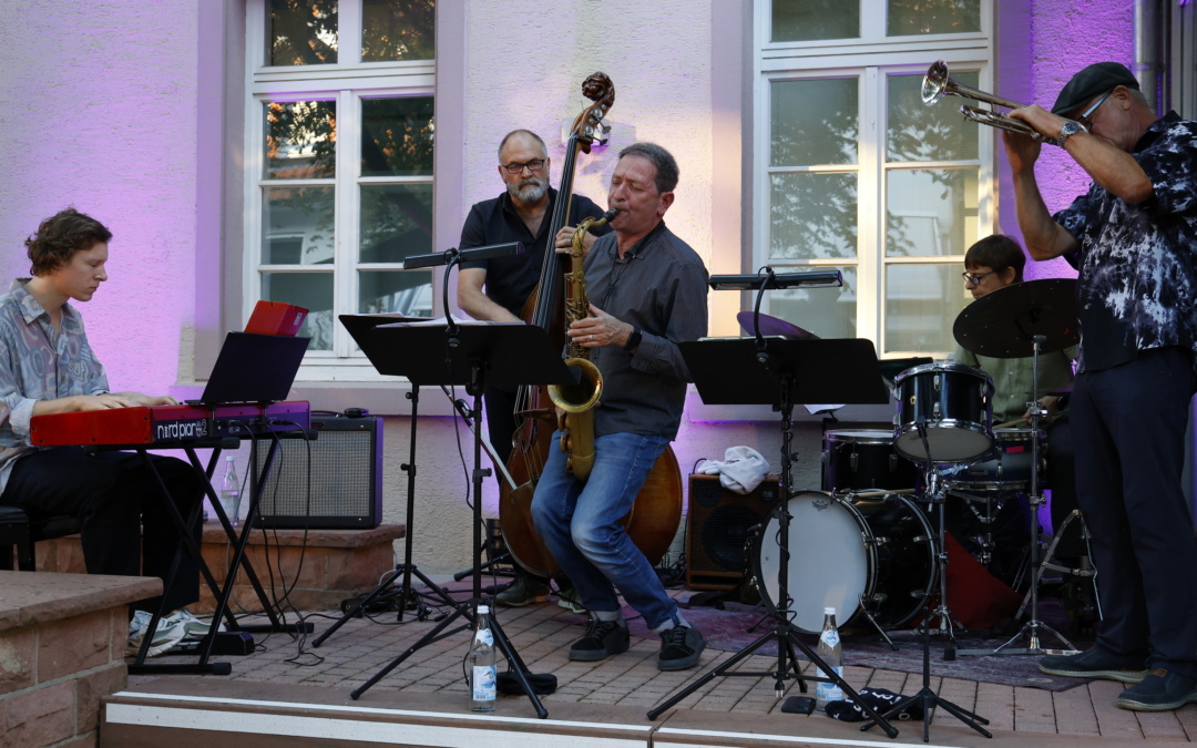 5-to-play begeistert im Innenhof der Stadtbücherei Walldorf