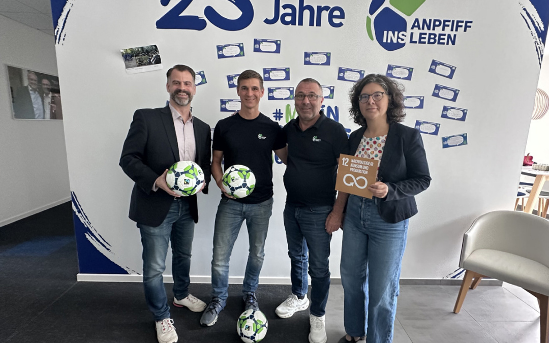 Anpfiff ins Leben beschafft 900 fair gehandelte Fußbälle
