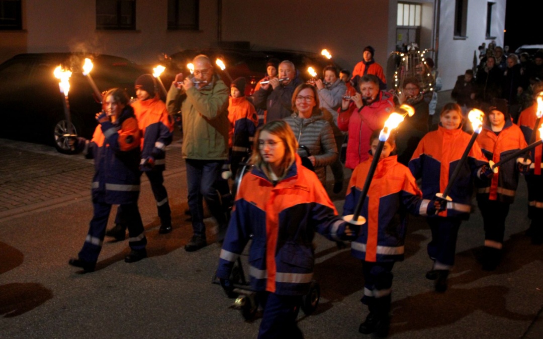 Martinszug mit leuchtenden Laternen