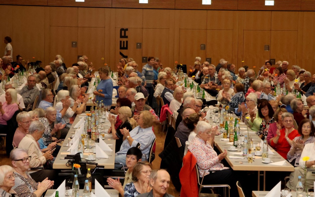 Volles Haus in der Astoria-Halle beim Seniorentag 65plus mit buntem Programm