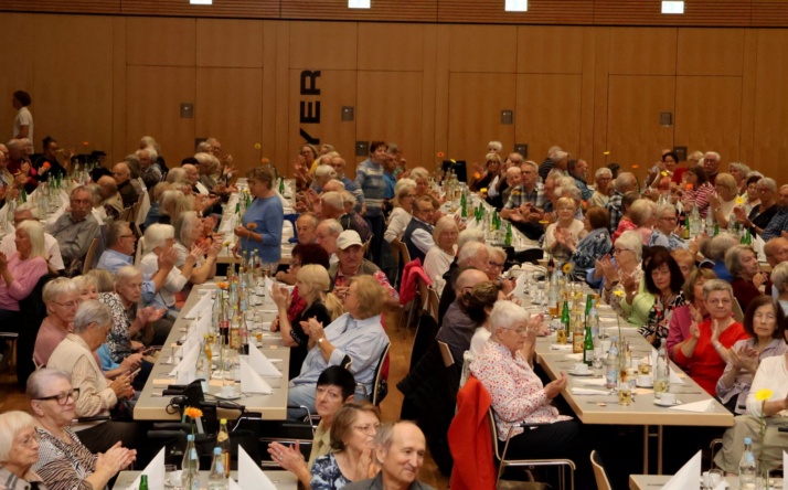 Volles Haus in der Astoria-Halle beim Seniorentag 65plus mit buntem Programm