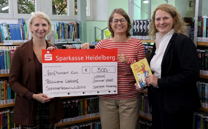 Sparkassenspende für den Sommerleseclub überreicht