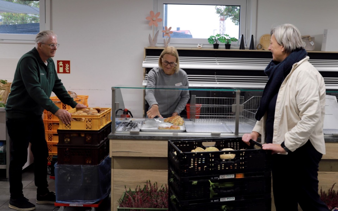 Ältere Menschen können die Walldorfer Tafel kennenlernen