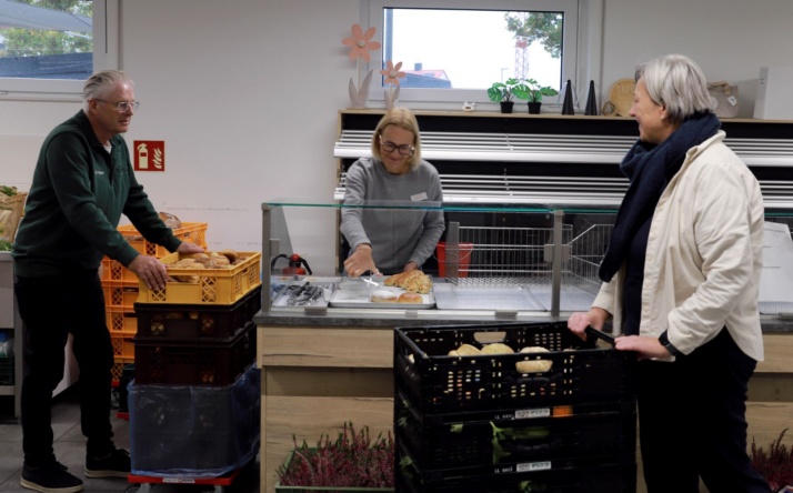 Ältere Menschen können die Walldorfer Tafel kennenlernen
